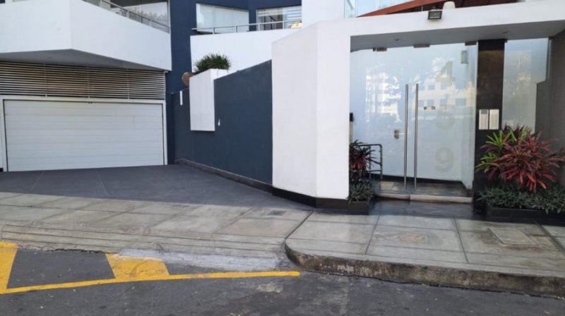 Alquiler de cochera en edificio de departamentos en Miraflores