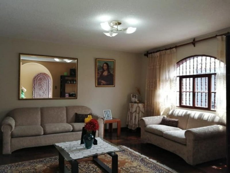 Vendo acogedora y amplia casa en Sta. Patricia -La Molina 