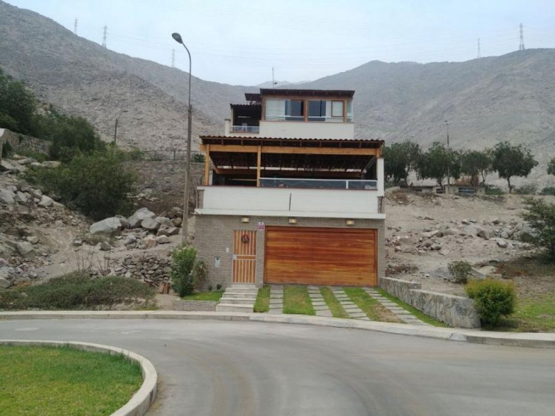 VENDO CASA EN CHACLACAYO DE 3 PLANTAS,  URB. GOLF DE HUAMPANÍ P-08